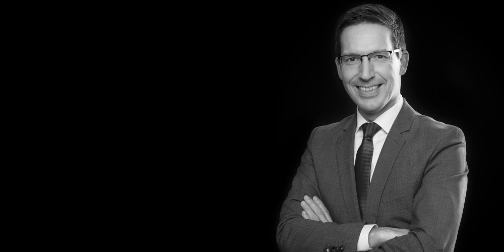 Das Bild zeigt 1. Bürgermeister Michael Abraham vor schwarzem Hintergrund.