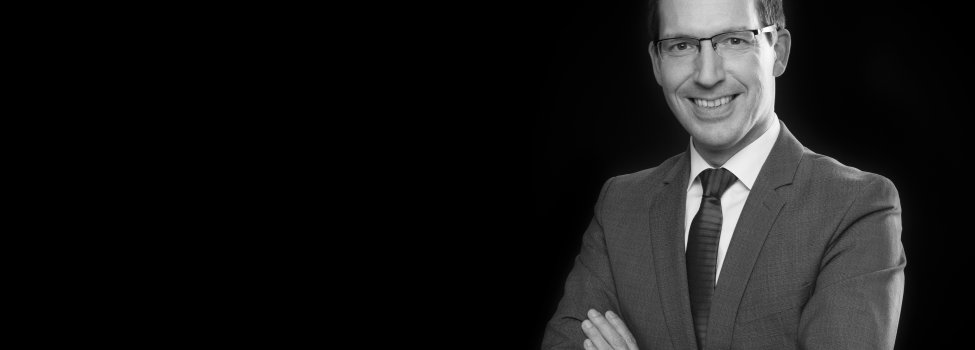 Das Bild zeigt 1. Bürgermeister Michael Abraham vor schwarzem Hintergrund.