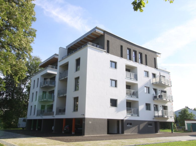 Das Bild zeigt das Gebäude "An den Marktwiesen 6" von außen.