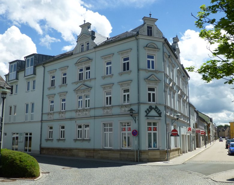 Das Bild zeigt das Anwesen Bahnhofstraße 10 (PRO-VITA) von außen.