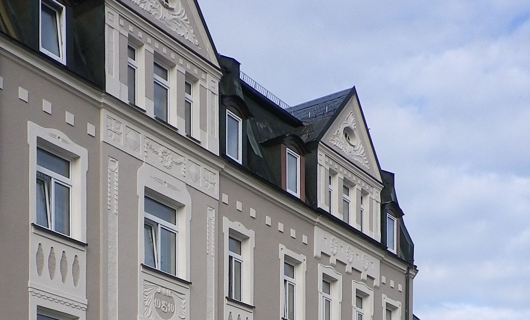 Das Foto zeigt eine Hausfassade.