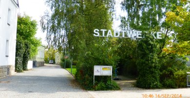 Das Bild zeigt die Zufahrt zum Gelände der Stadtwerke Rehau.