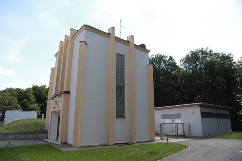 Das Bild zeigt den Hochbehälter der Stadtwerke am Schild.