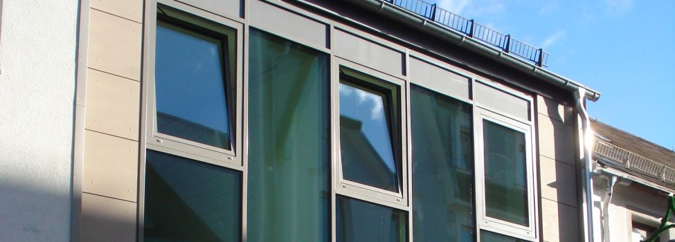 Das Bild zeigt die Außenansicht des Gebäudes Bahnhofstraße 8.