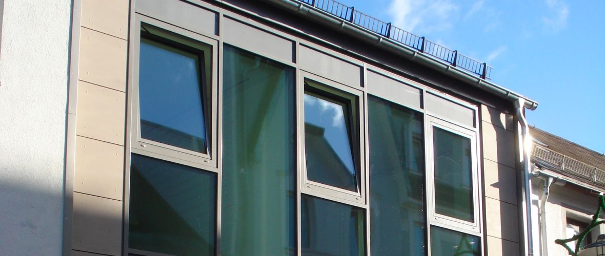 Das Bild zeigt die Außenansicht des Gebäudes Bahnhofstraße 8.