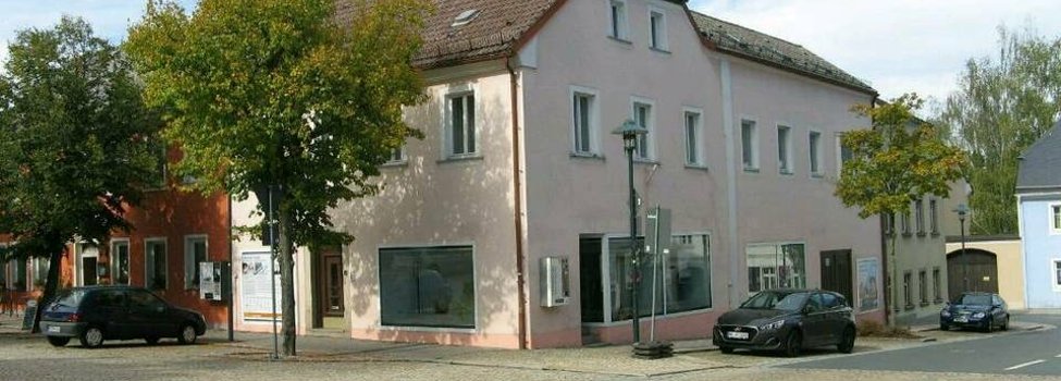 Das Bild zeigt die Außenansicht des Anwesens Schillerplatz 2.