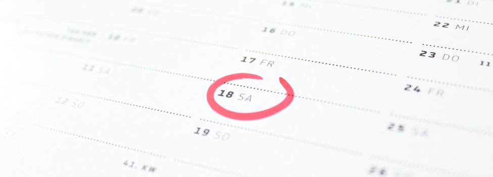 Das Bild zeigt einen Kalender. Darauf ist ein Tag mit rot eingekreist.