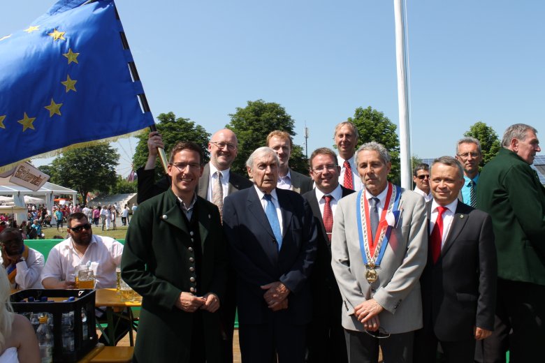 Das Bild zeigt die Verantwortlichen bei der Verleihung der Ehrenfahne beim Rehauer Wiesenfest 2023.