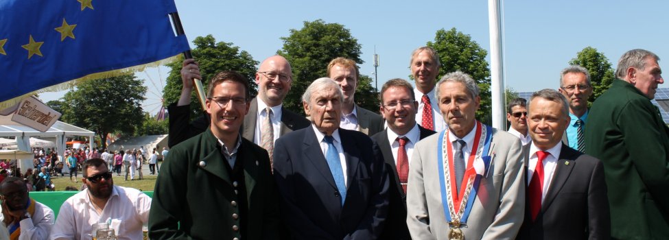 Das Bild zeigt die Verantwortlichen bei der Verleihung der Ehrenfahne beim Rehauer Wiesenfest 2023.