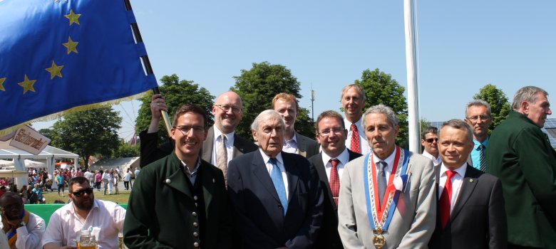 Das Bild zeigt die Verantwortlichen bei der Verleihung der Ehrenfahne beim Rehauer Wiesenfest 2023.