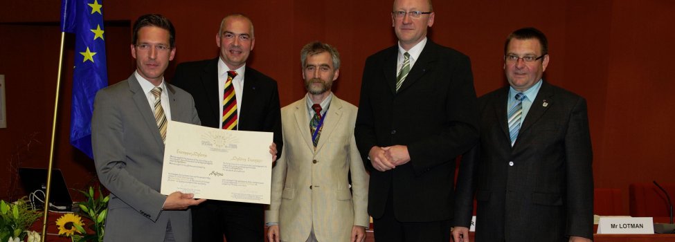 Das Bild zeigt die Verantwortlichen bei der Verleihung des Europadiploms.