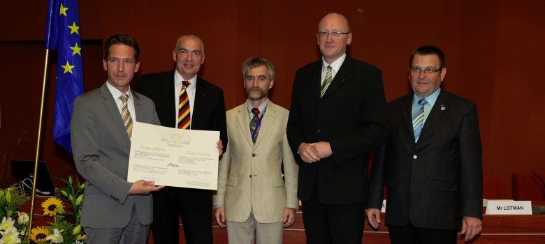 Das Bild zeigt die Verantwortlichen bei der Verleihung des Europadiploms.