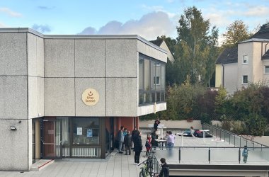 Das Bild zeigt die Innenräume des Jugendzentrums "The Base".