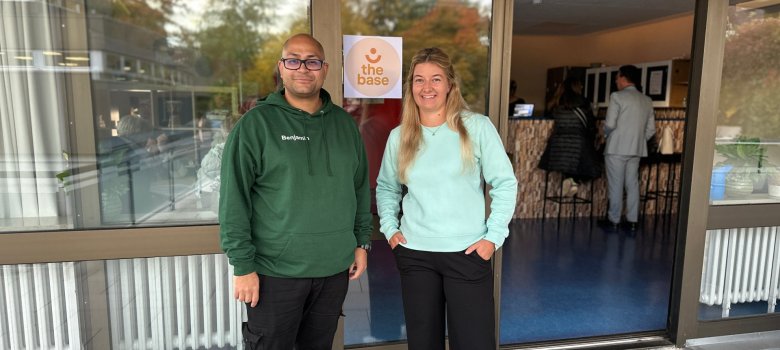 Das Bild zeigt Celine und Benjamin vor dem "The Base".