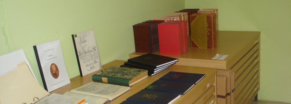 Das Bild wurde im Archiv der Stadt Rehau aufgenommen und zeigt verschiedene Bücher auf einem Tisch.