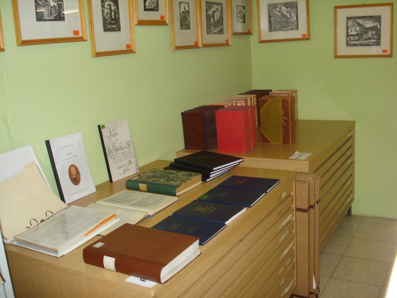 Das Bild wurde im Archiv der Stadt Rehau aufgenommen und zeigt verschiedene Bücher auf einem Tisch.