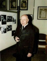 Das Bild zeigt Hans Bucka vor verschiedenen Bildern.