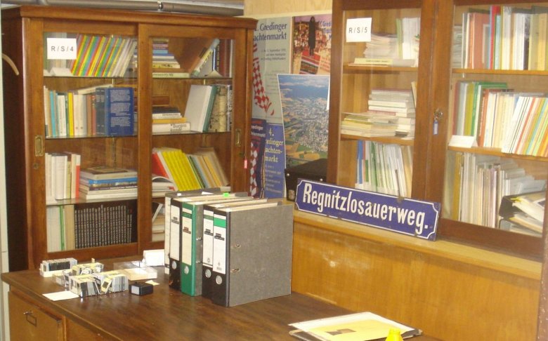 Das Bild zeigt das Arbeitszimmer von Hans Bucka mit zahlreichen Büchern und Ordnern.