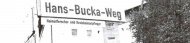 Das Bild zeigt das Straßenschild mit dem Namen "Hans-Bucka-Weg".