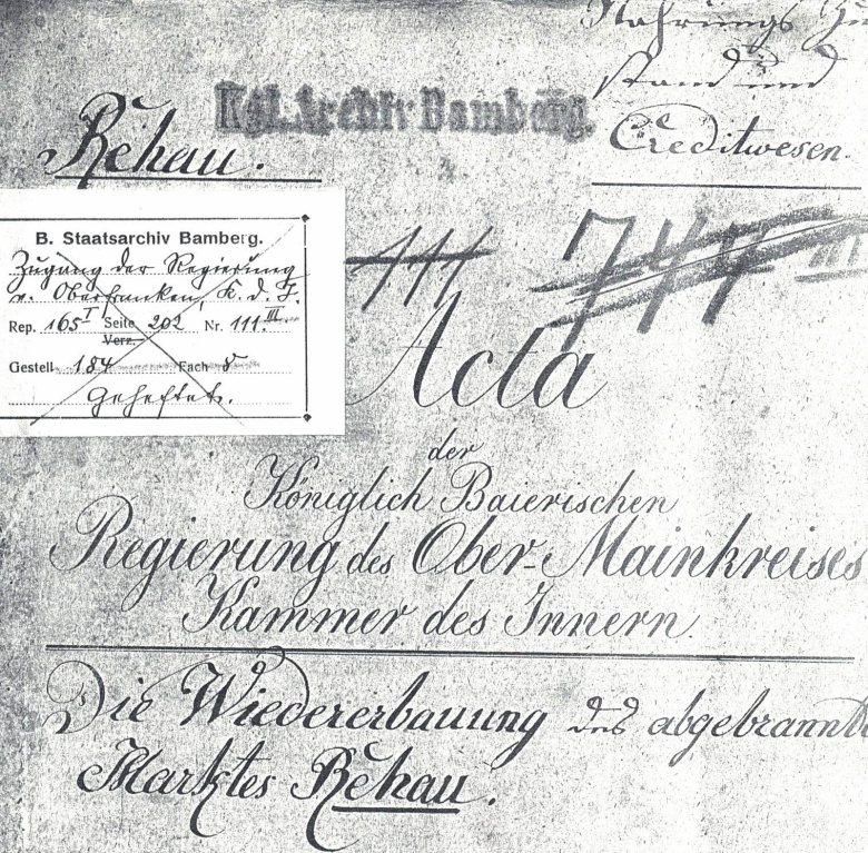 Das Bild zeigt ein altes Schriftstück zur Wiedererbauung des abgerannten Marktes Rehau.