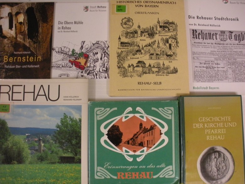 Das Bild zeigt verschiedene Bücher von Rehau: "Bernstein - Rehauer Bier- und Kellerwelt", "Die Obere Mühle in Rehau", "Historisches Ortsnamenbuch von Bayern - Oberfranken - Rehau-Selb", "Die Rehauer Stadtchronik", "Rehau", "Erinnerungen an das alte Rehau" und "Geschichte der Kirche und Pfarrei".