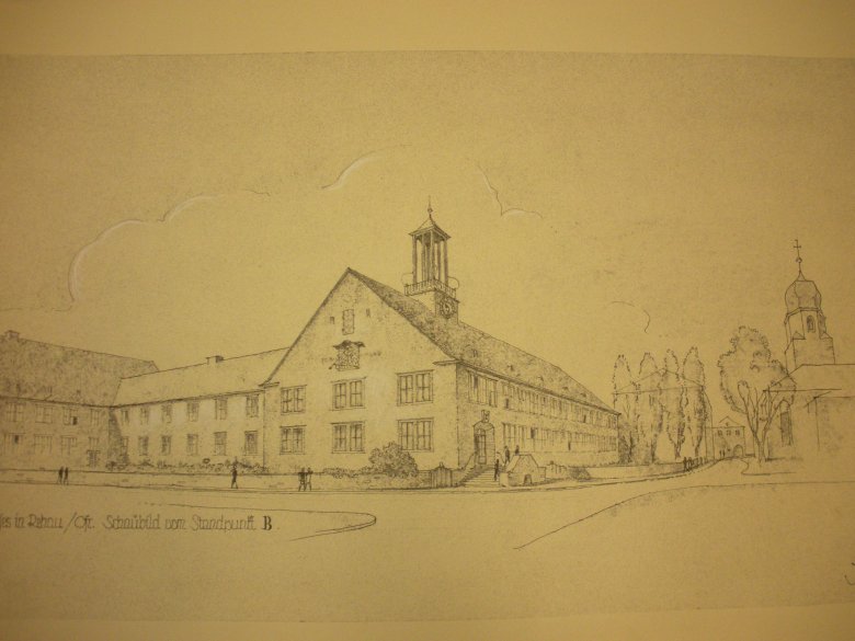 Das Bild zeigt eine Skizze des geplanten Schulhaus-Neubaus südlich der St. Jobst-Kirche und altem Schulhaus in Rehau.