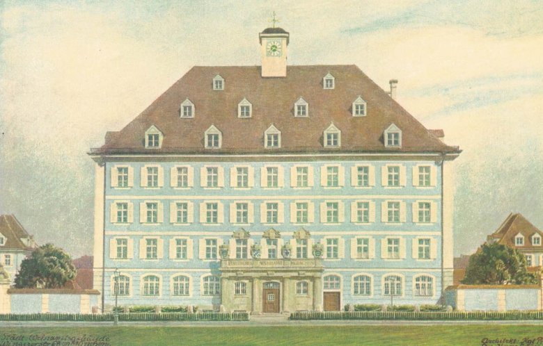 Das Bild zeigt ein großes, blaues Haus mit zahlreichen Fenstern.