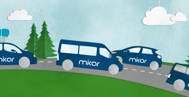 Die Grafik zeigt Autos, die seitlich alle den Firmennamen "mikar" als Aufschrift tragen, auf einer Straße inmitten der Natur.