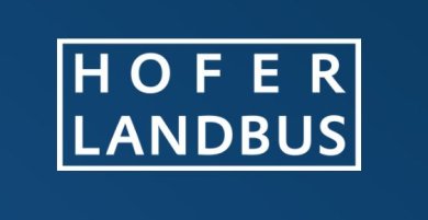 Das Bild zeigt das weiße Logo "Hofer LandBus" auf blauem Hintergrund.