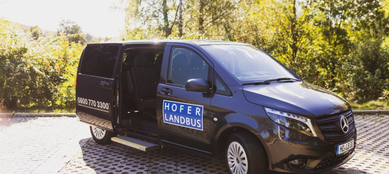 Das Bild zeigt einen schwarzen Hofer Landbus