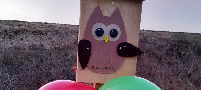 Das Bild zeigt die Eule als Wegweiser des Eulenwegs.