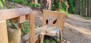 Das Bild zeigt eine Spielstation auf dem Eulenweg.