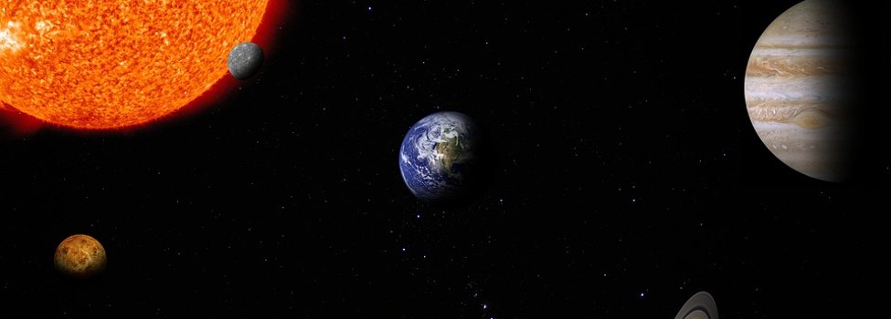 Das Bild zeigt Planeten im Weltall.