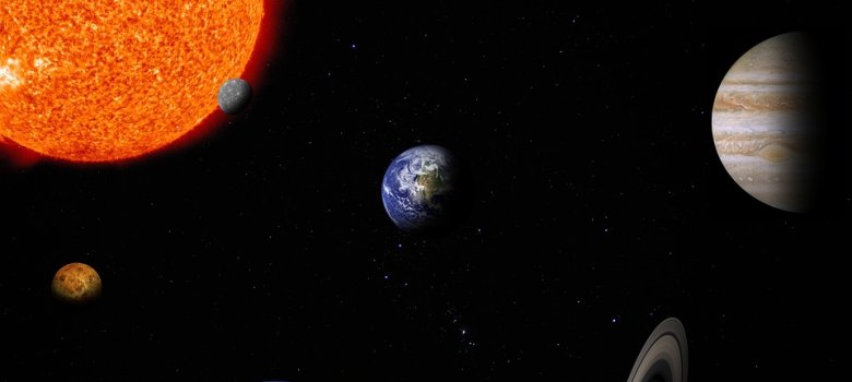 Das Bild zeigt Planeten im Weltall.